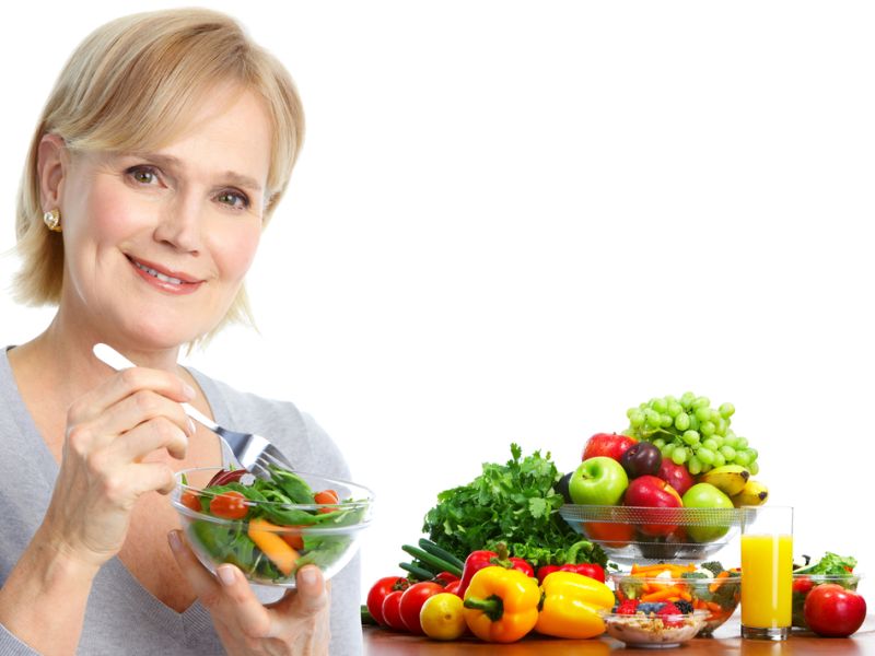 Una dieta con mayor consumo de frutas, verduras, consumo moderado de pescado, productos lácteos está asociada al menor riesgo de enfermedad cardiovascular y mortalidad.